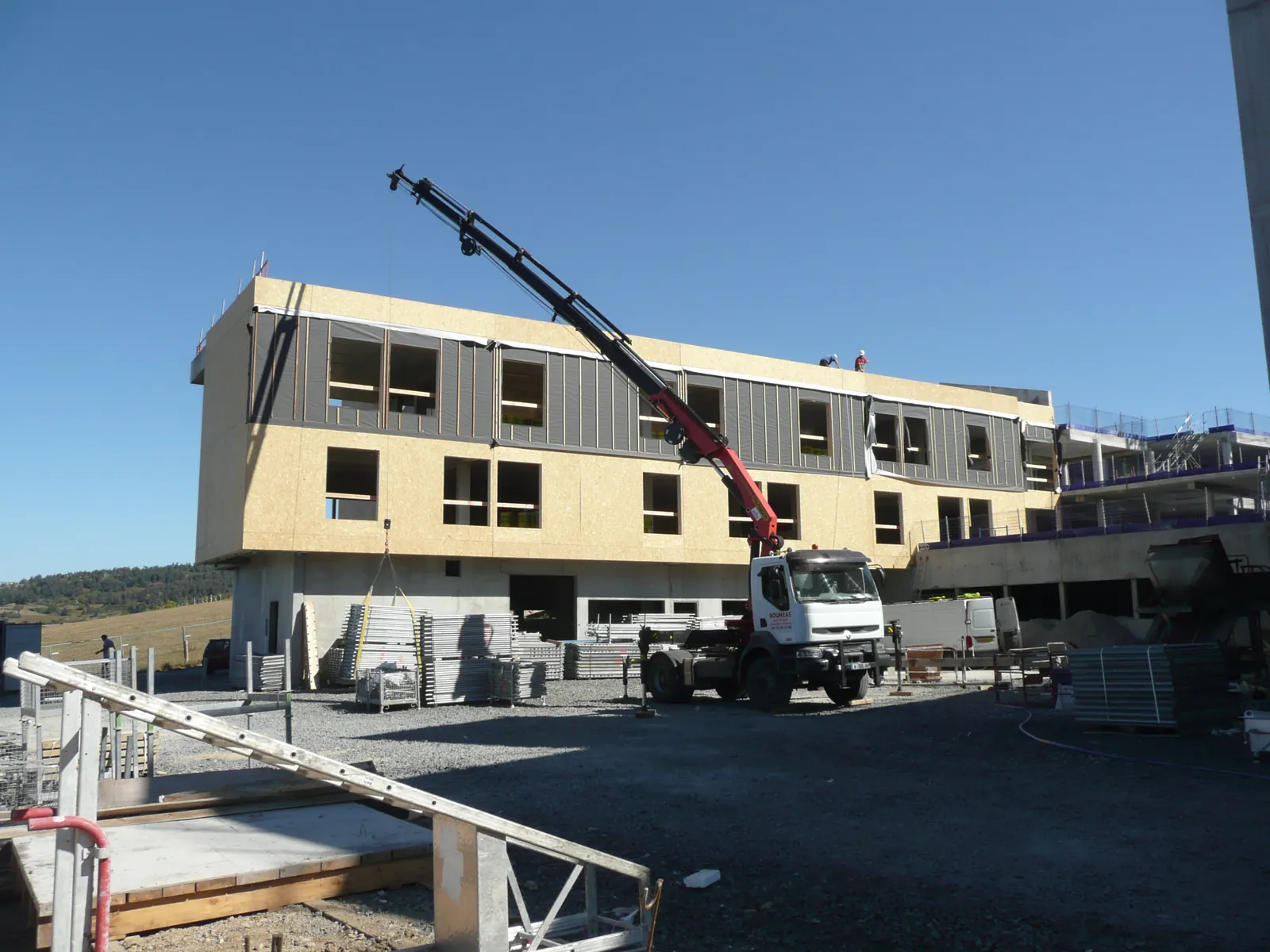 Façade à ossature bois en cours de pose sur le chantier de l'EHPAD de Saugues