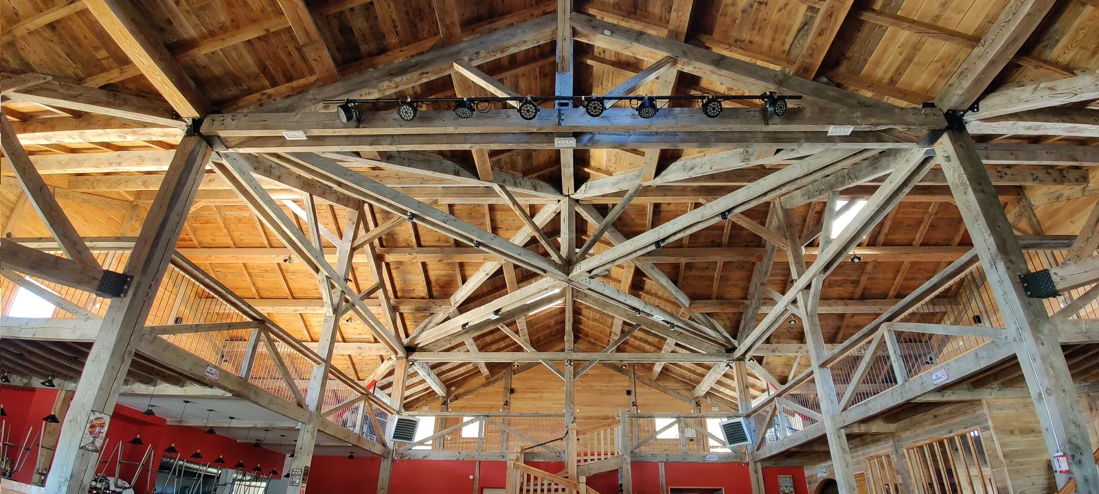 Charpente à quatre pentes en bois massif du restaurant et salle de spectacle de Saint-Agrève