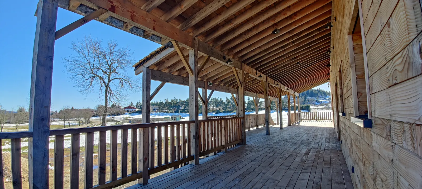 Galerie d'entrée en bois du restaurant et salle de spectacle de Saint-Agrève