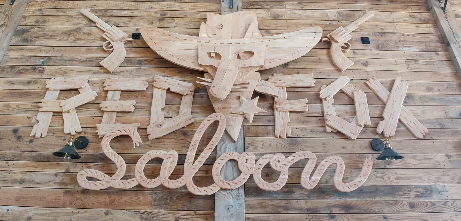 Enseigne en bois sculpté dans la salle de spectacle de Saint-Agrève