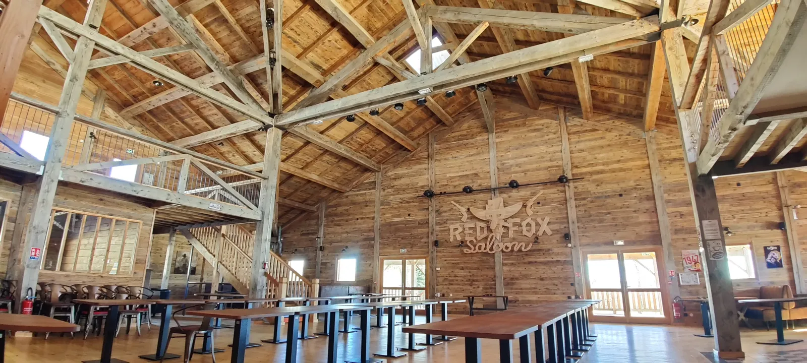 Salle de repas et de danse sous la charpente en bois massif, Saint-Agrève