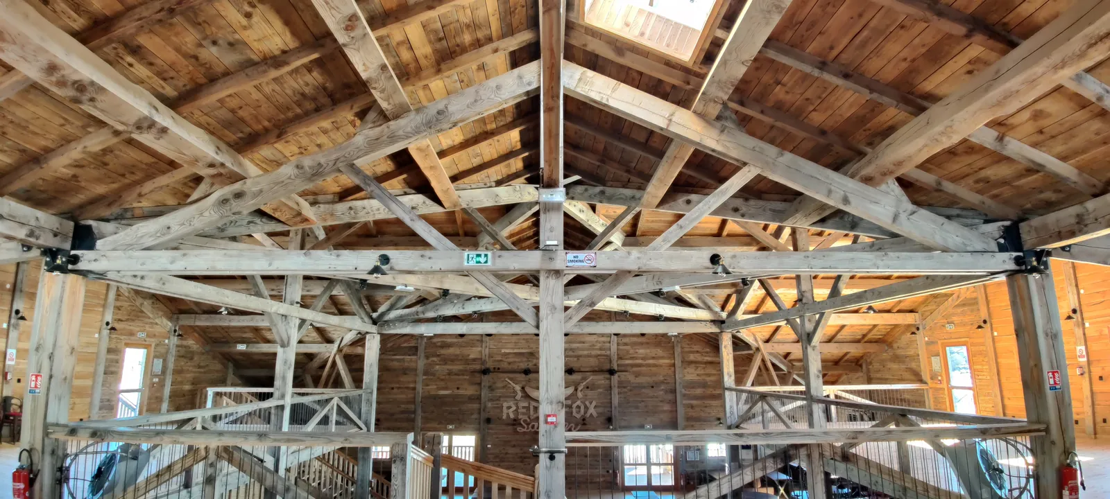 Charpente en bois massif vue depuis la mezzanine, Saint-Agrève
