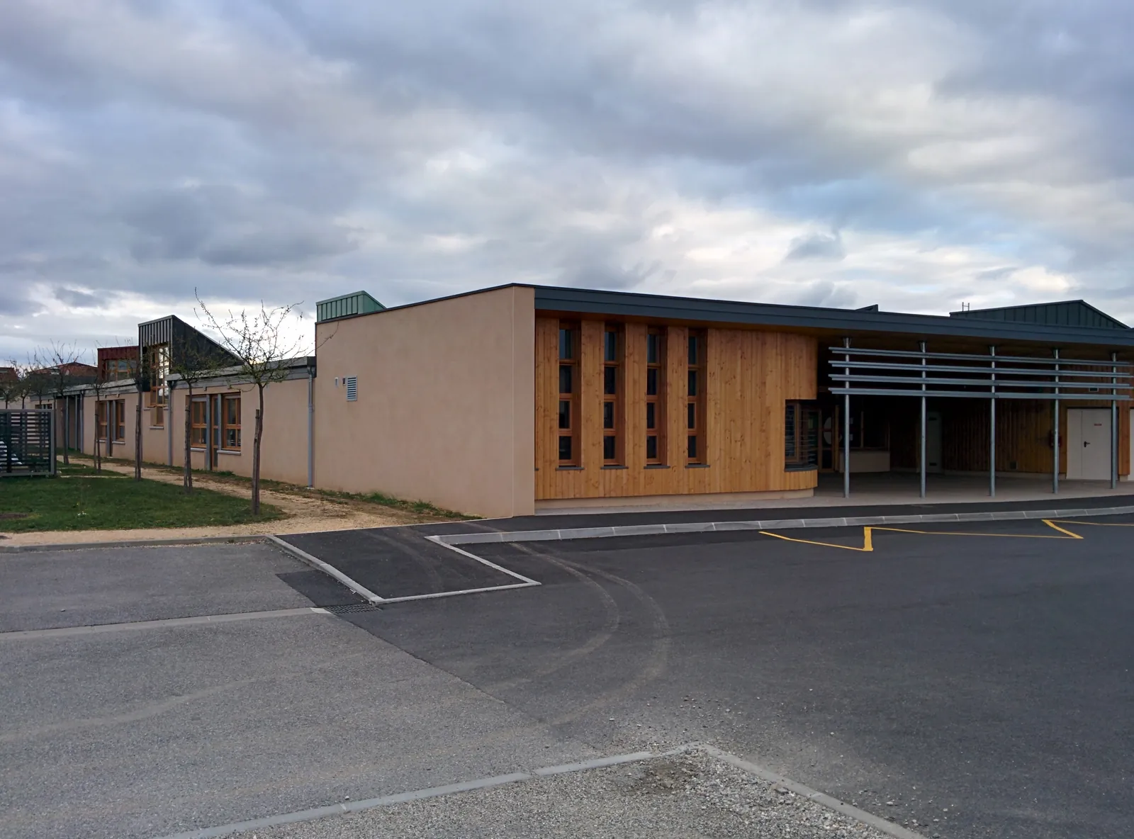Façade en bardage bois de l'école maternelle Le Petit Prince à Anneyron