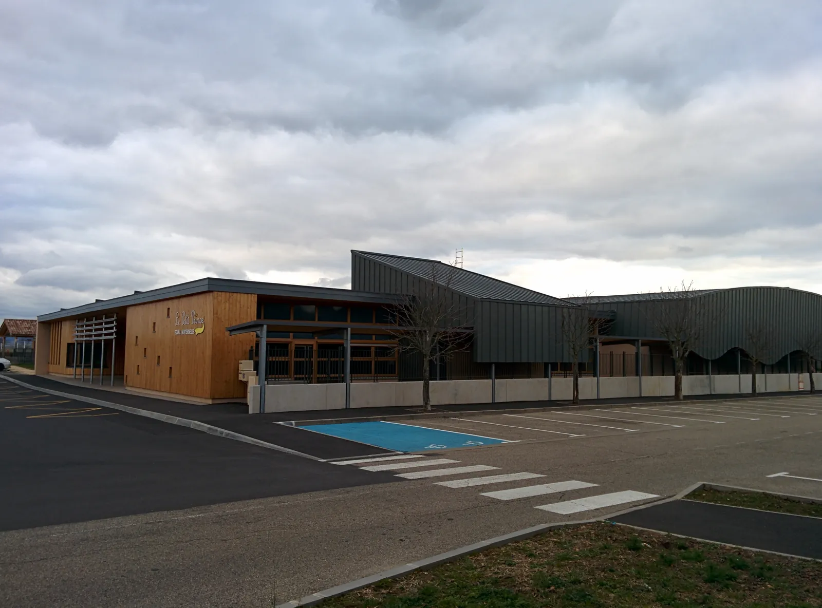 Façade et toiture en zinc de l'école maternelle Le Petit Prince à Anneyron