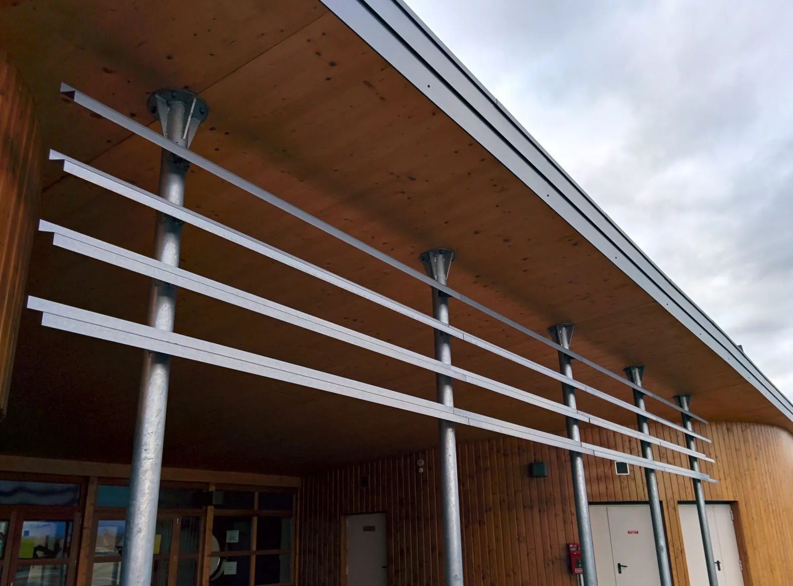Débord de toiture en panneaux CLT sur appuis ponctuels, école maternelle d'Anneyron