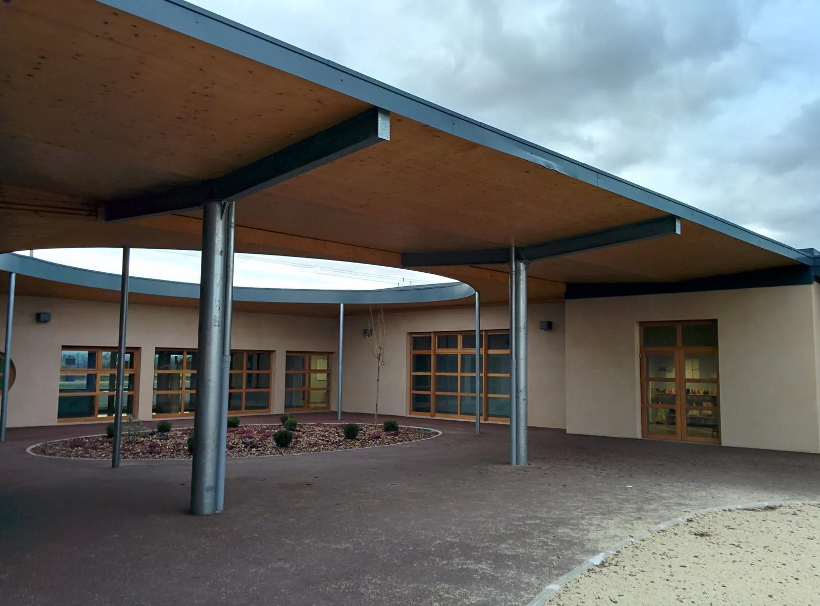 Préau en panneaux CLT de l'école maternelle Le Petit Prince à Anneyron