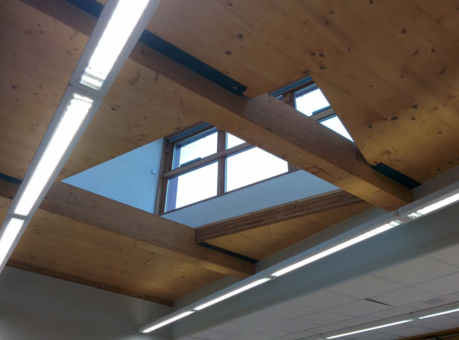 Puits de lumière dans la toiture en panneaux CLT, école maternelle d'Anneyron