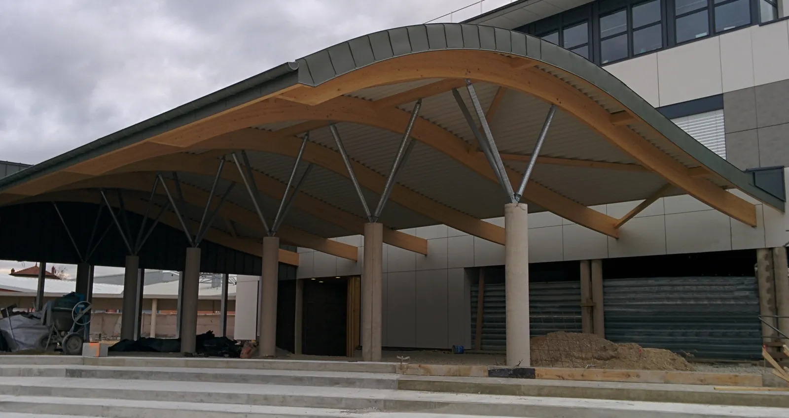 Préau en lamellé-collé cintré du collège Fernand Berthon à Saint-Rambert-d'Albon