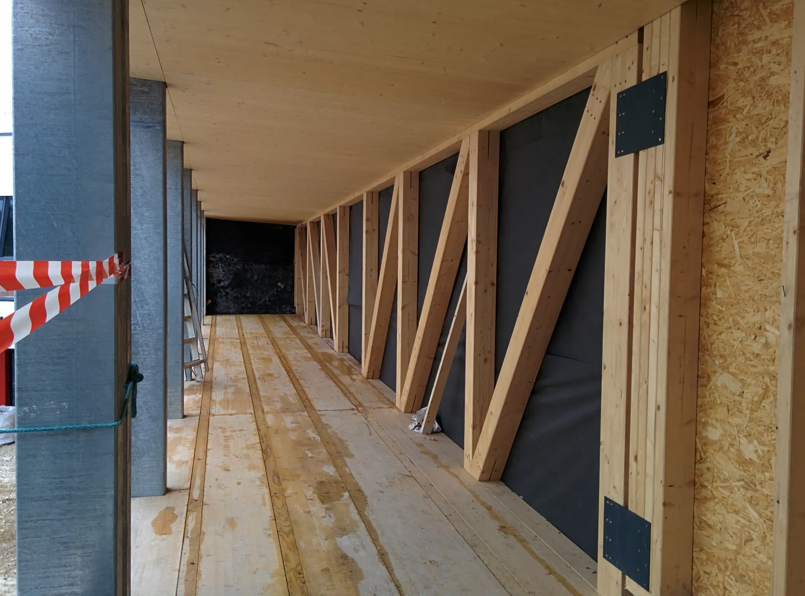 Passerelle en bois du collège Fernand Berthon en cours de chantier