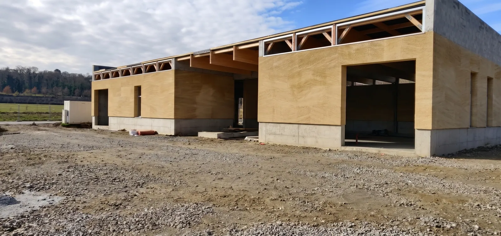 Ateliers en pierre massive et charpente bois à Grâne