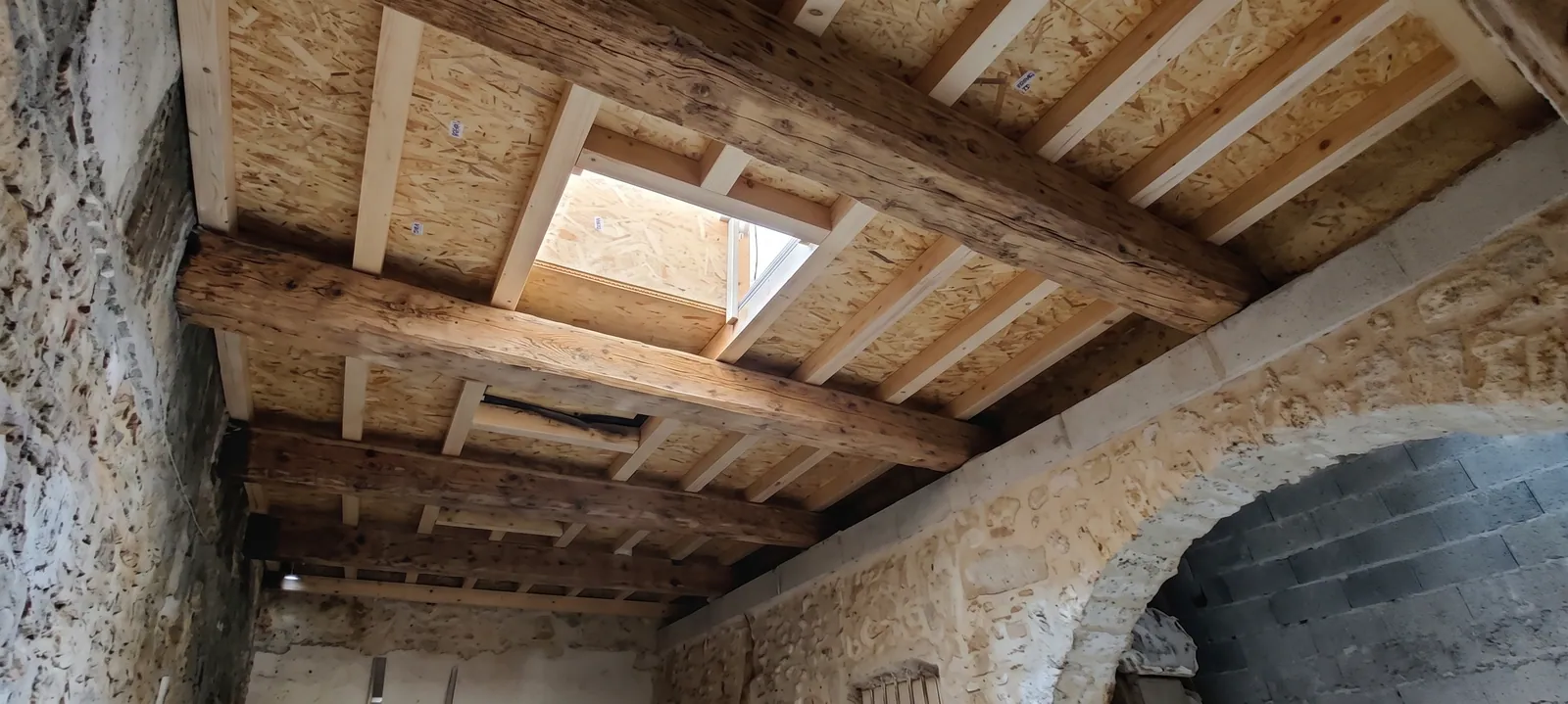 Charpente créée avec du bois de réemploi, centre de documentation de Romans-sur-Isère