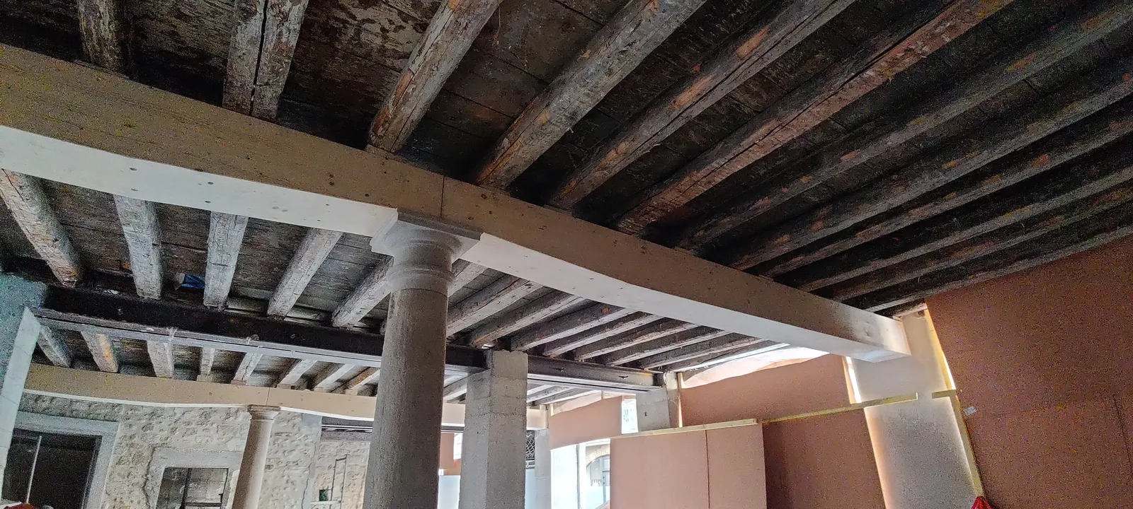 Poutre de plancher en bois remplacée, centre de documentation de Romans-sur-Isère