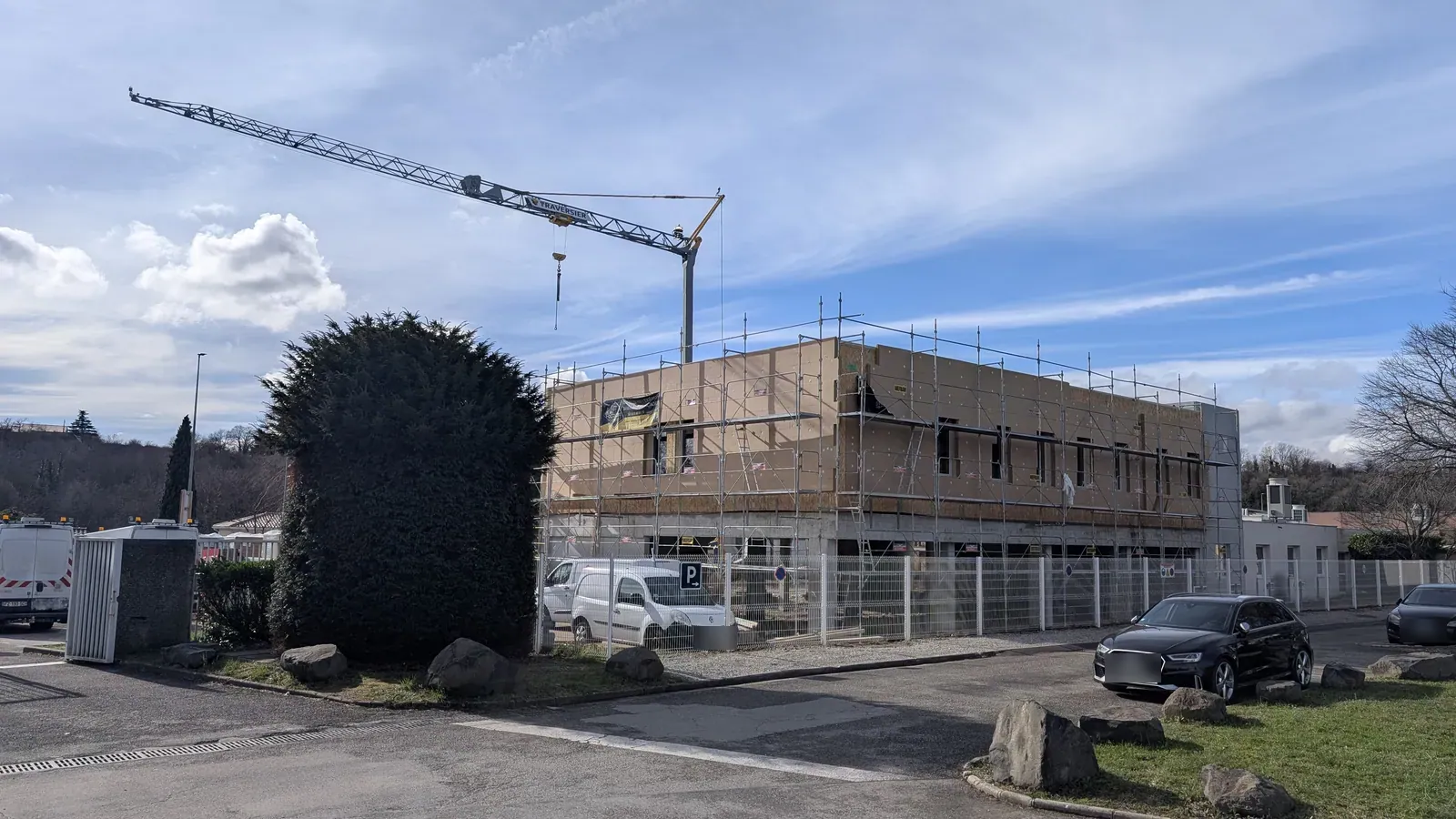 Extension à ossature bois du centre Marie Curie à Valence, en cours de chantier