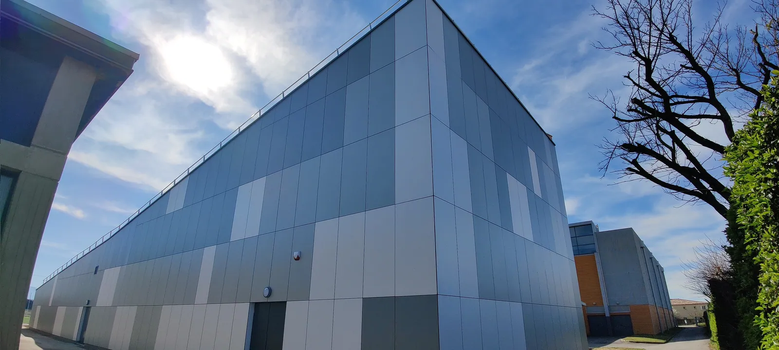 Façade de l'extension du centre sportif universitaire Briffaut à Valence