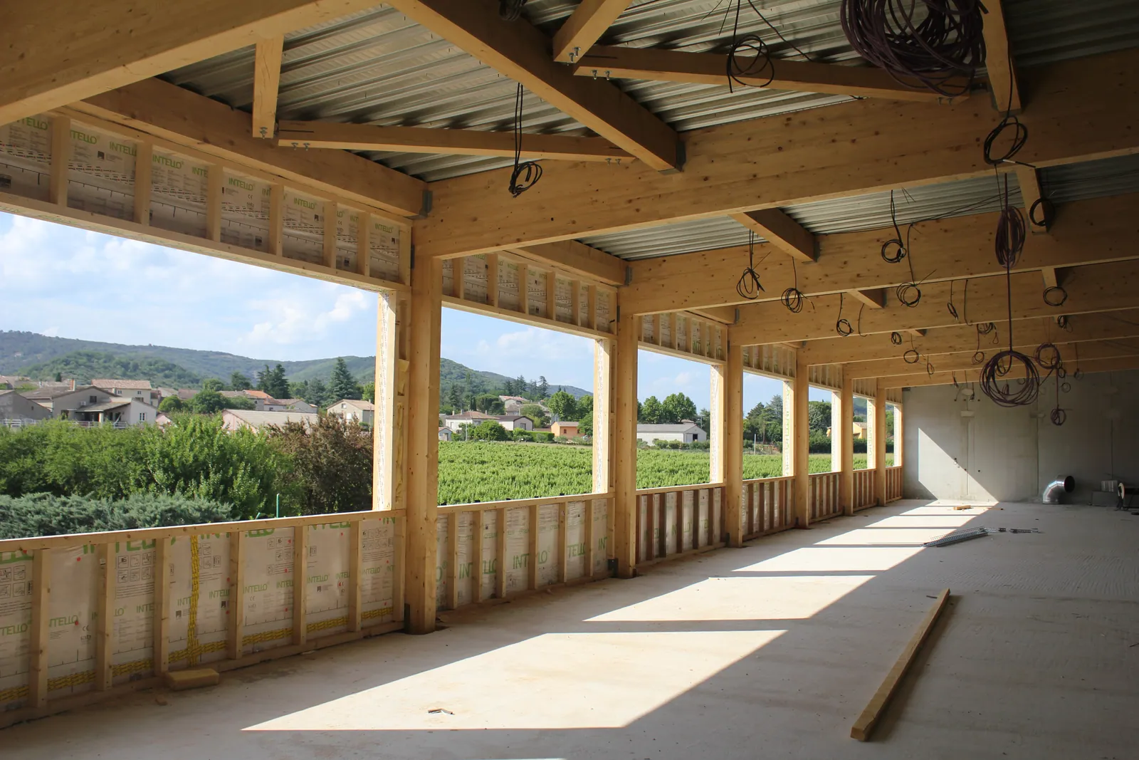 Coursive à ossature bois du collège de Vallon-Pont-d'Arc en cours de chantier
