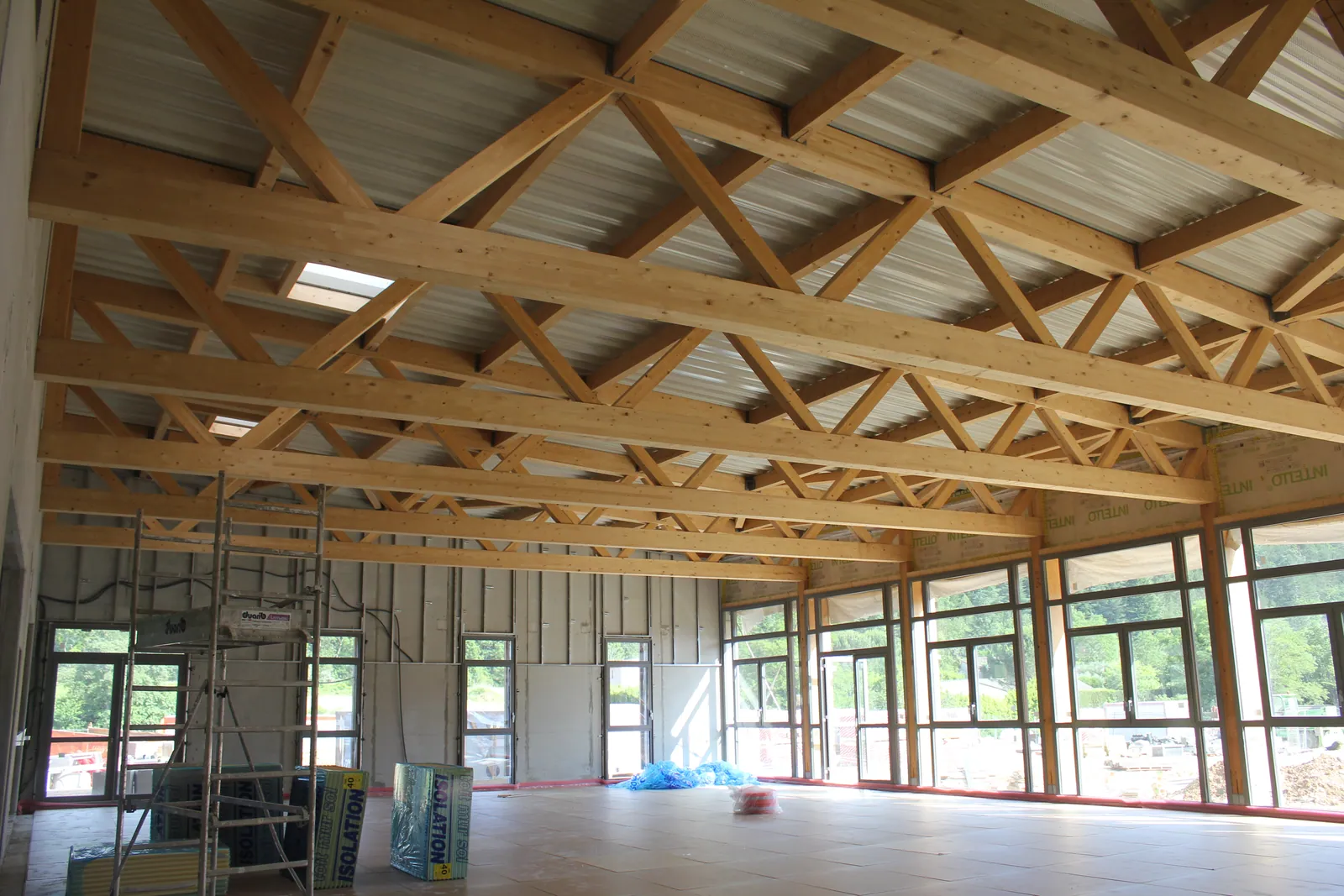 Poutres treillis en lamellé-collé d'une salle du collège de Vallon-Pont-d'Arc, en cours de chantier