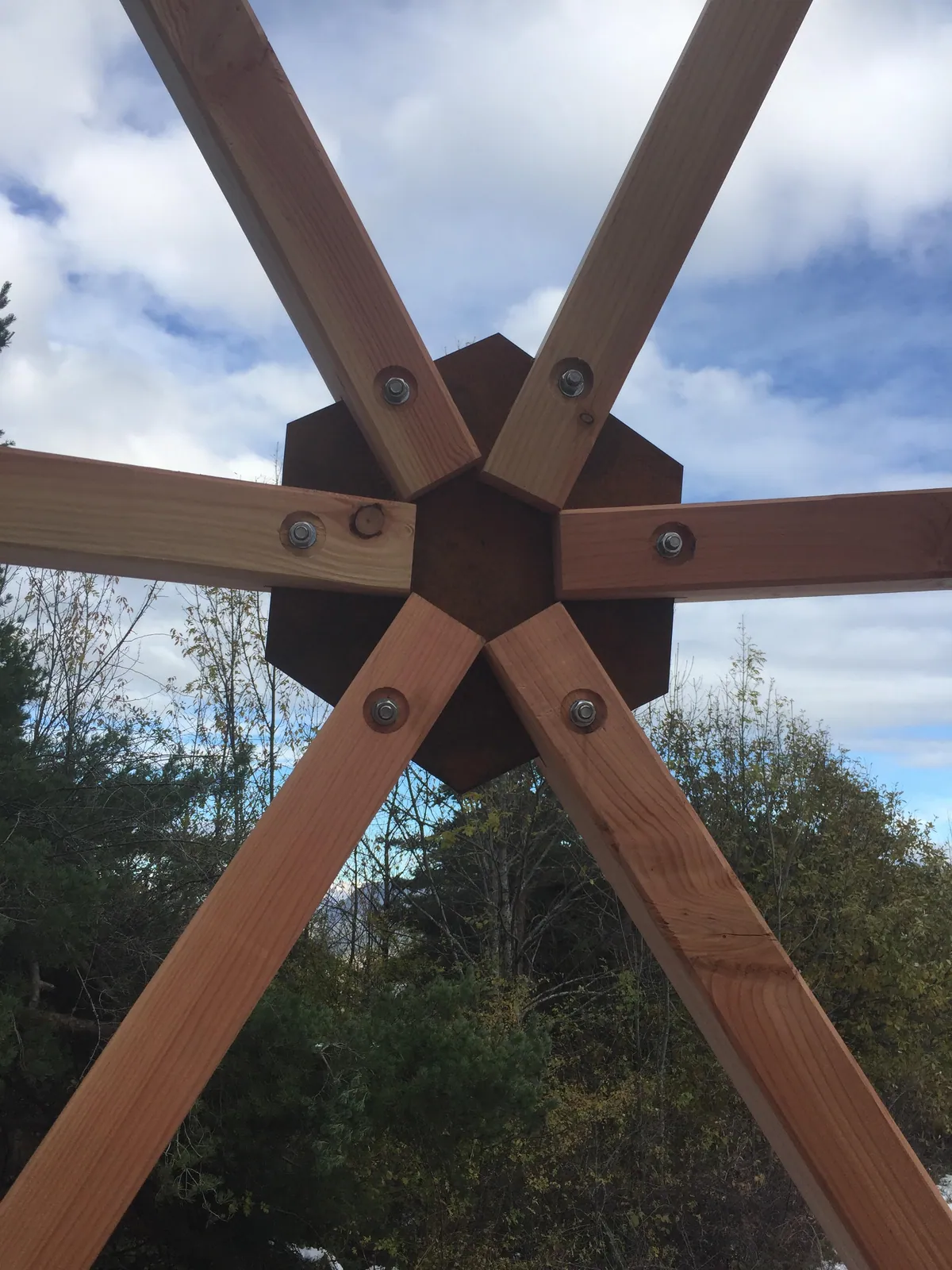 Nœud d'assemblage du dôme géodésique : barres en bois et connecteur métallique