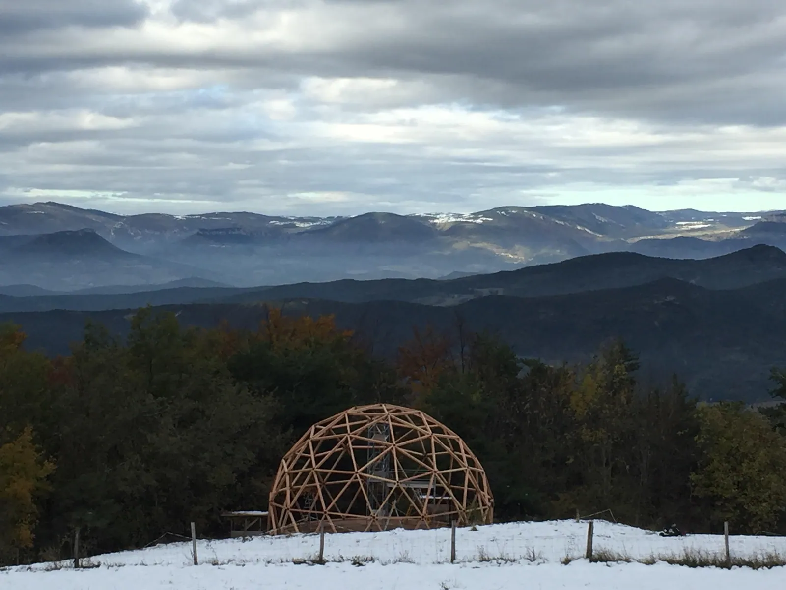 Dôme géodésique en bois d'une école de cirque à Saint-Sauveur-en-Diois