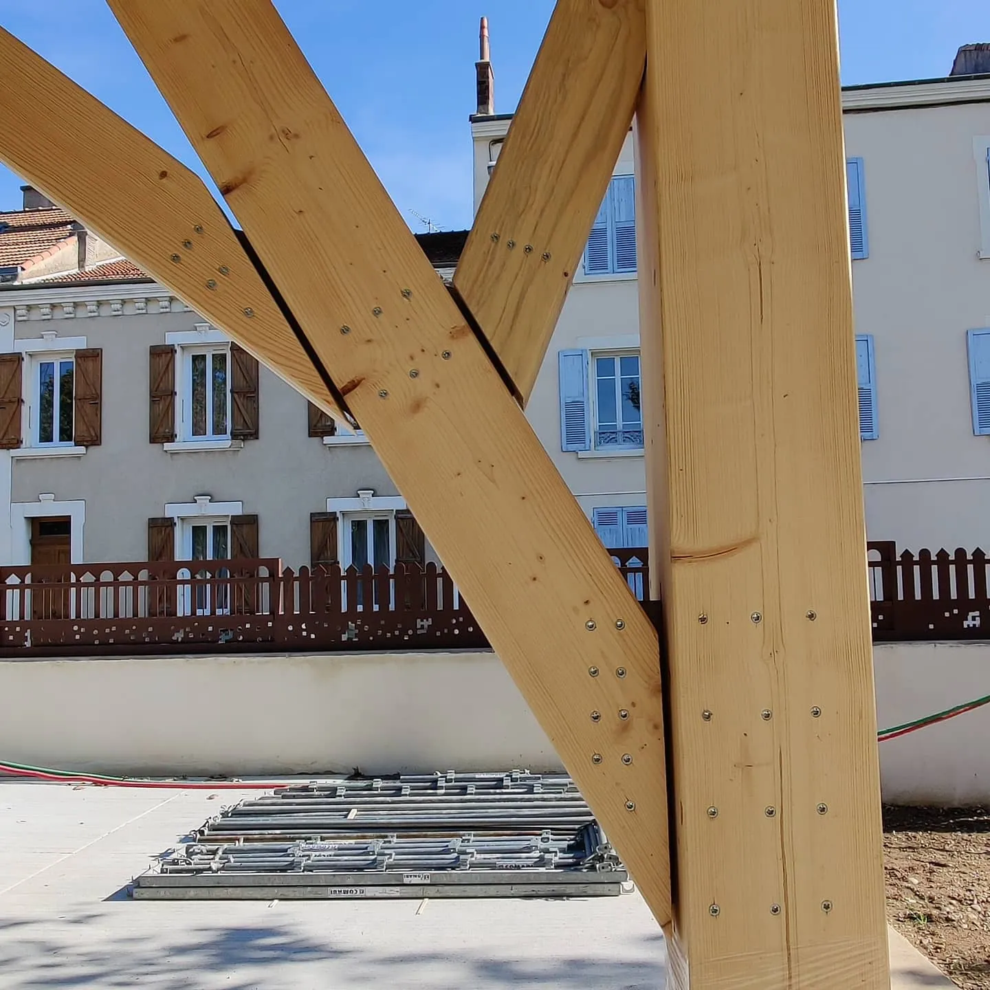 Assemblage d'un portique à arborescence du préau, école Saint-Apollinaire à Valence