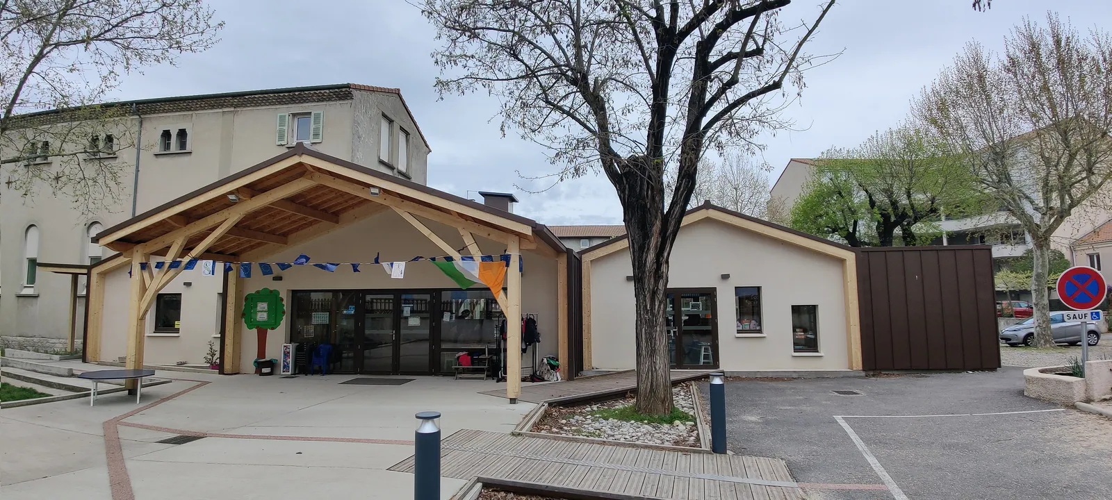 Entrée de l'école Saint-Apollinaire à Valence et son préau en bois