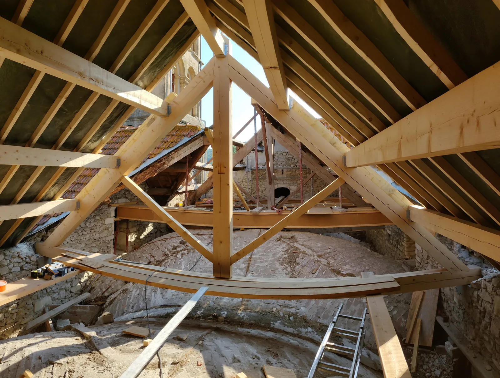 Nouvelle charpente en bois massif au-dessus de la voûte de l'église Saint-Lambert de Divajeu, en cours de chantier