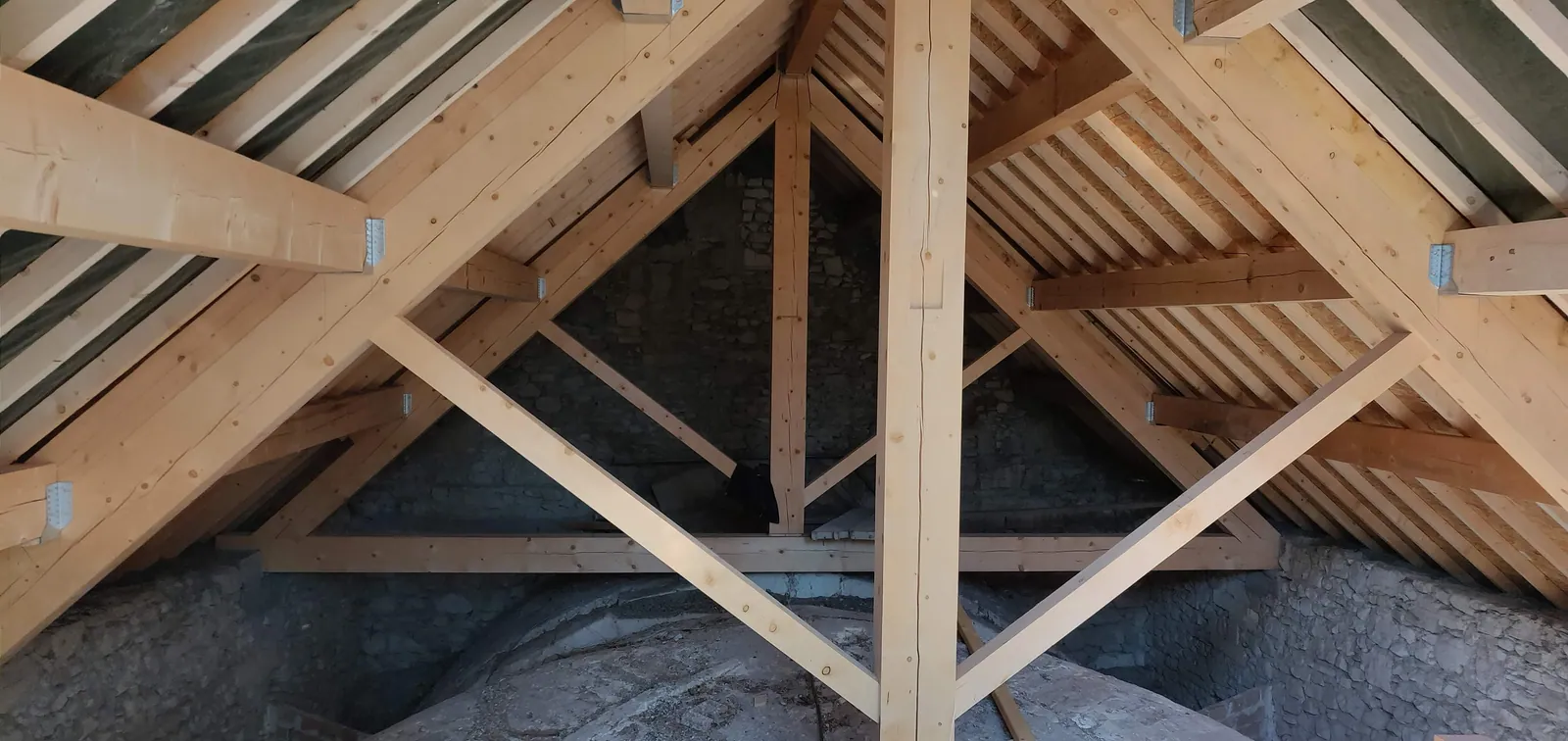 Ferme latine en bois massif au-dessus de la voûte de l'église Saint-Lambert de Divajeu