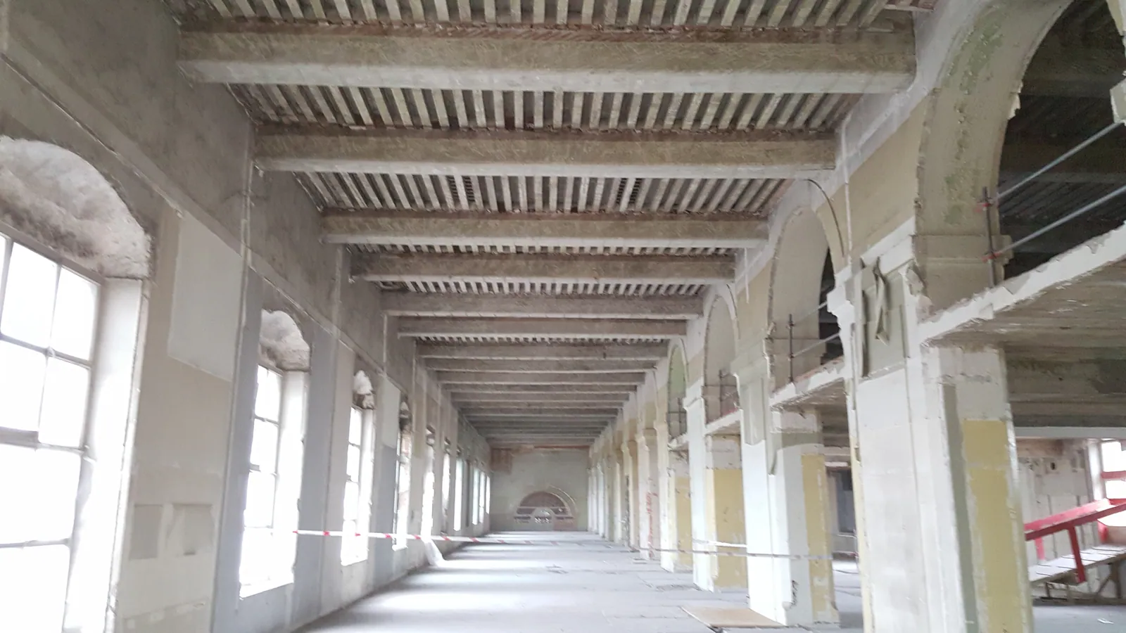Plancher à la française en bois massif dans une galerie du Grand Hôtel-Dieu de Lyon