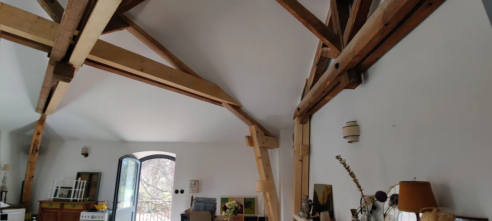Charpente sur blochets conservée dans le logement aménagé, Livron-sur-Drôme