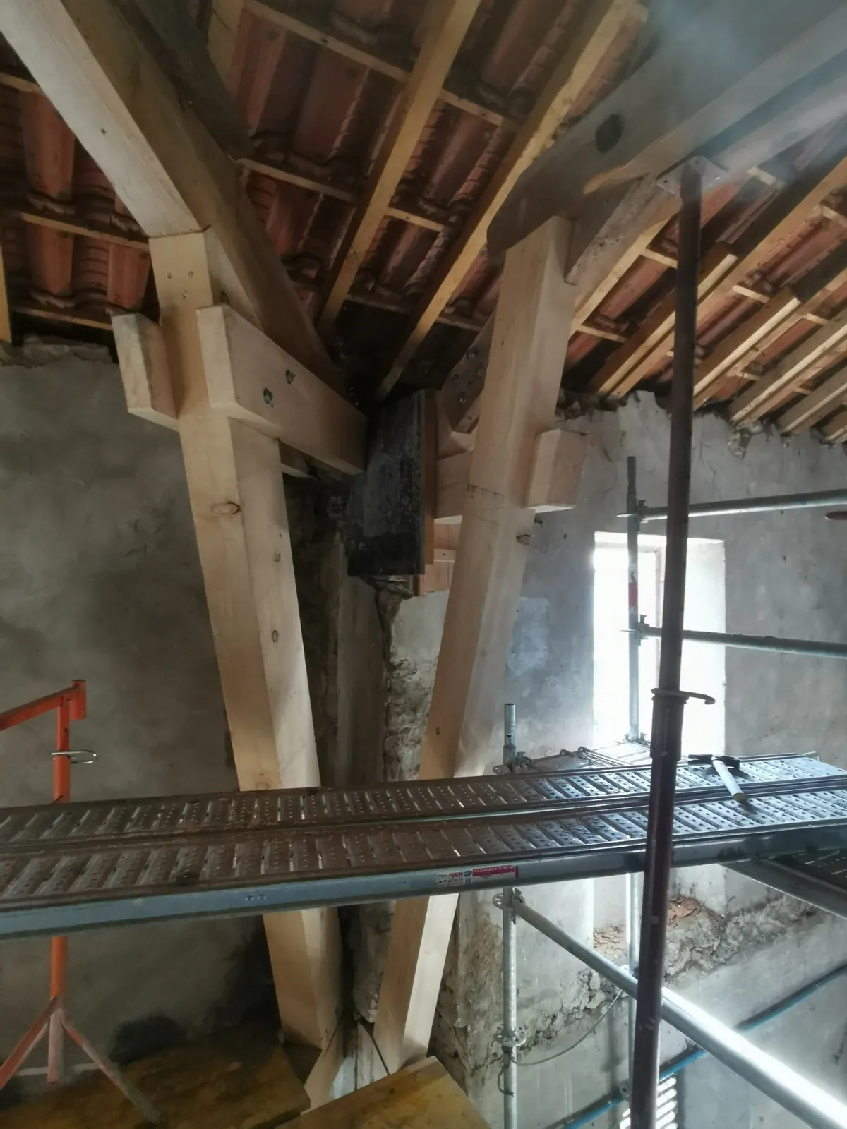 Greffe de bois neuf sur une pièce de charpente dégradée, grange de Livron-sur-Drôme