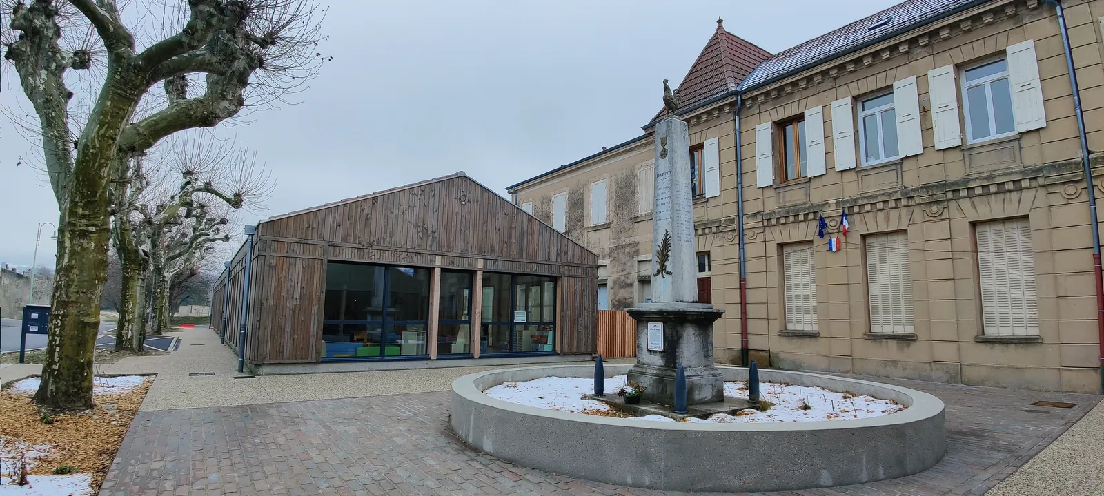 Extension en bardage bois du groupe scolaire de Charpey, côté place