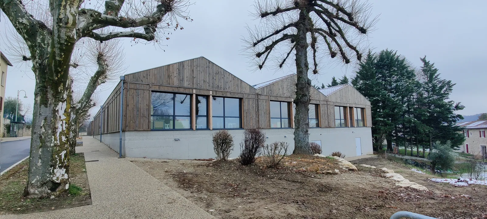 Façade en bardage bois de l'extension du groupe scolaire de Charpey