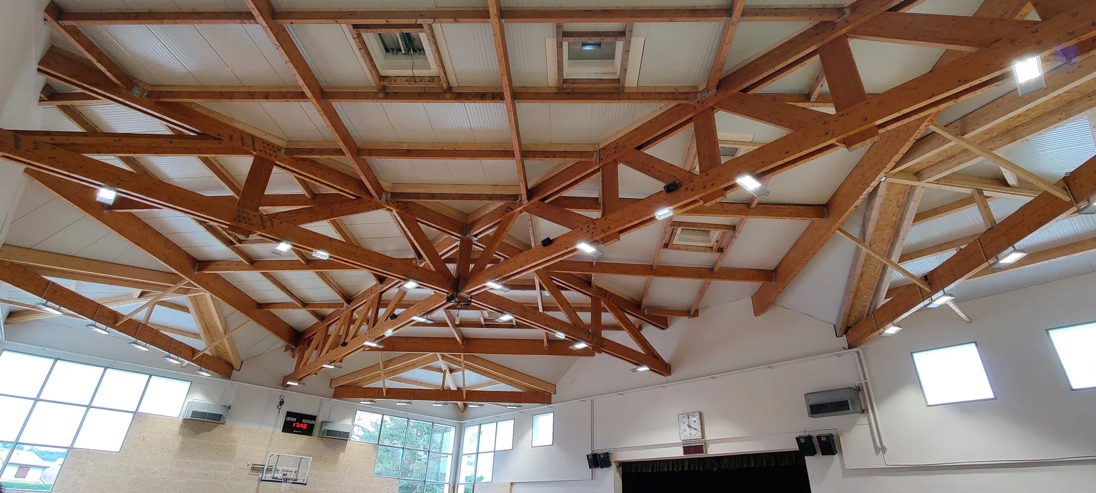 Charpente en bois du gymnase Georges Cherpin à Génissieux