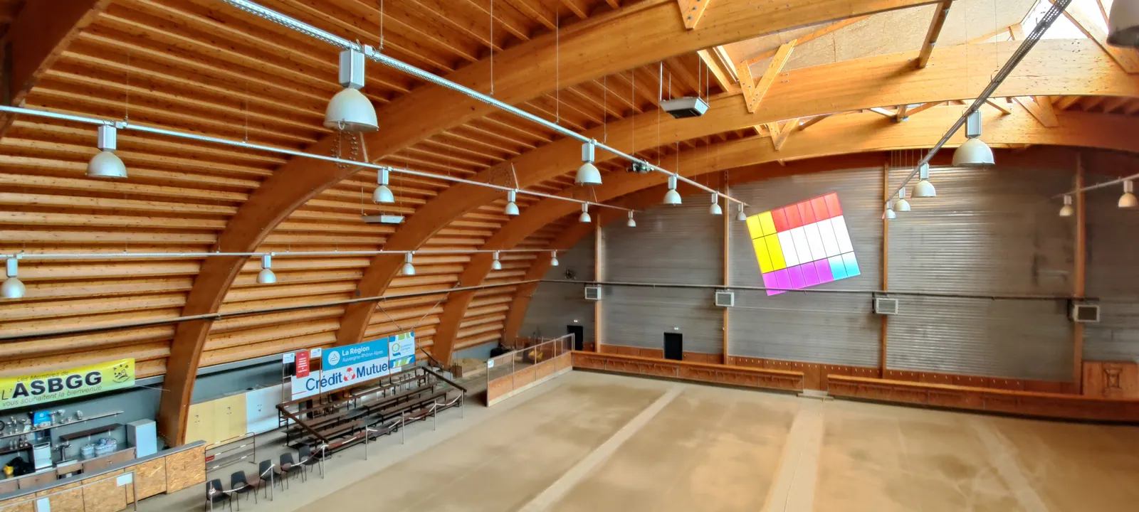 Arcs en lamellé-collé du gymnase Lamour à Guilherand-Granges