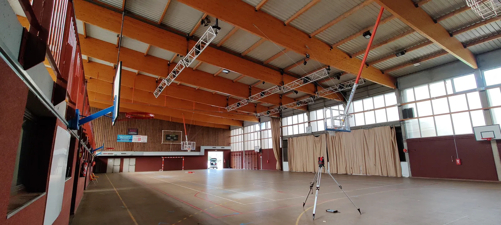 Charpente en lamellé-collé du gymnase Louis Aragon lors du relevé de diagnostic