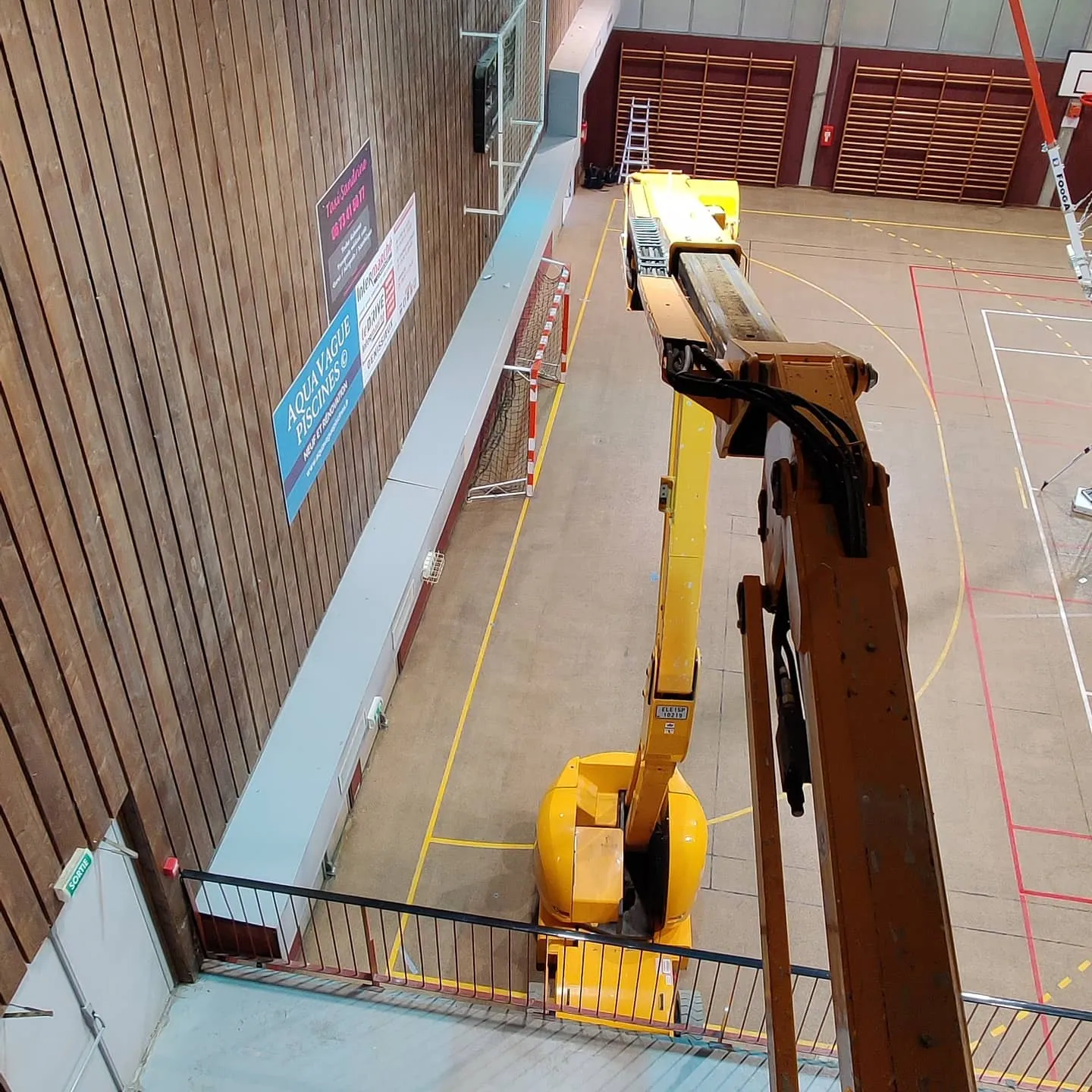 Relevé de diagnostic depuis une nacelle dans le gymnase Louis Aragon