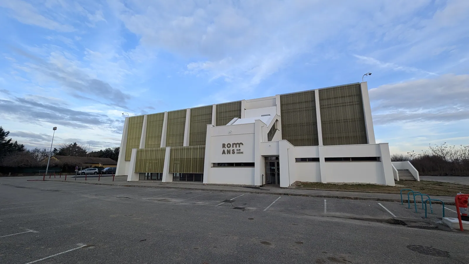 Façade rénovée du gymnase Louis Aragon à Romans-sur-Isère