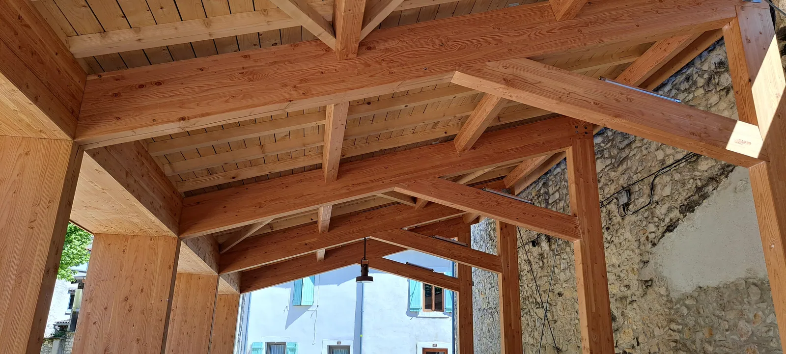 Charpente en bois de la halle couverte de Saint-Marcel-lès-Sauzet