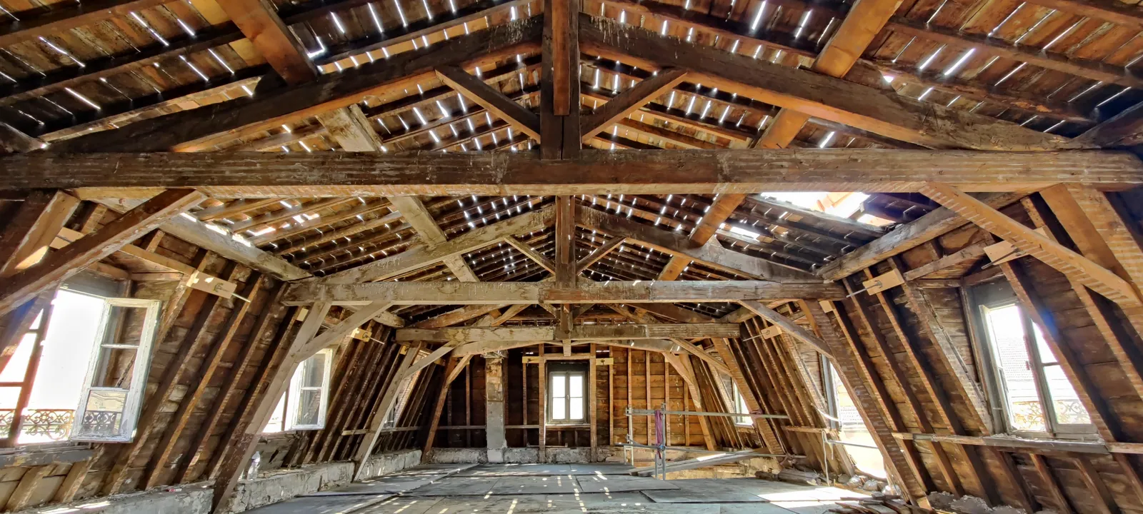 Charpente mansardée en bois massif de l'immeuble Velasquez à Valence