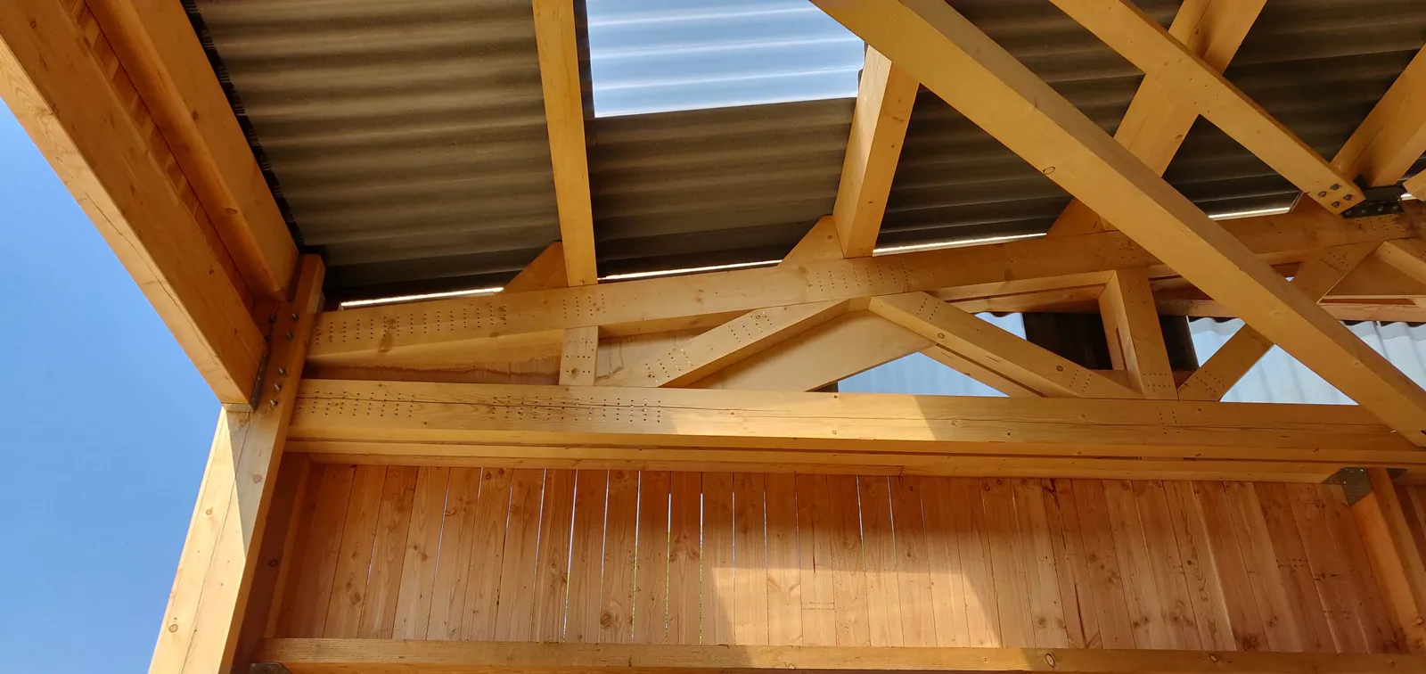 Assemblage d'un portique treillis en bois massif, lycée agricole Le Valentin