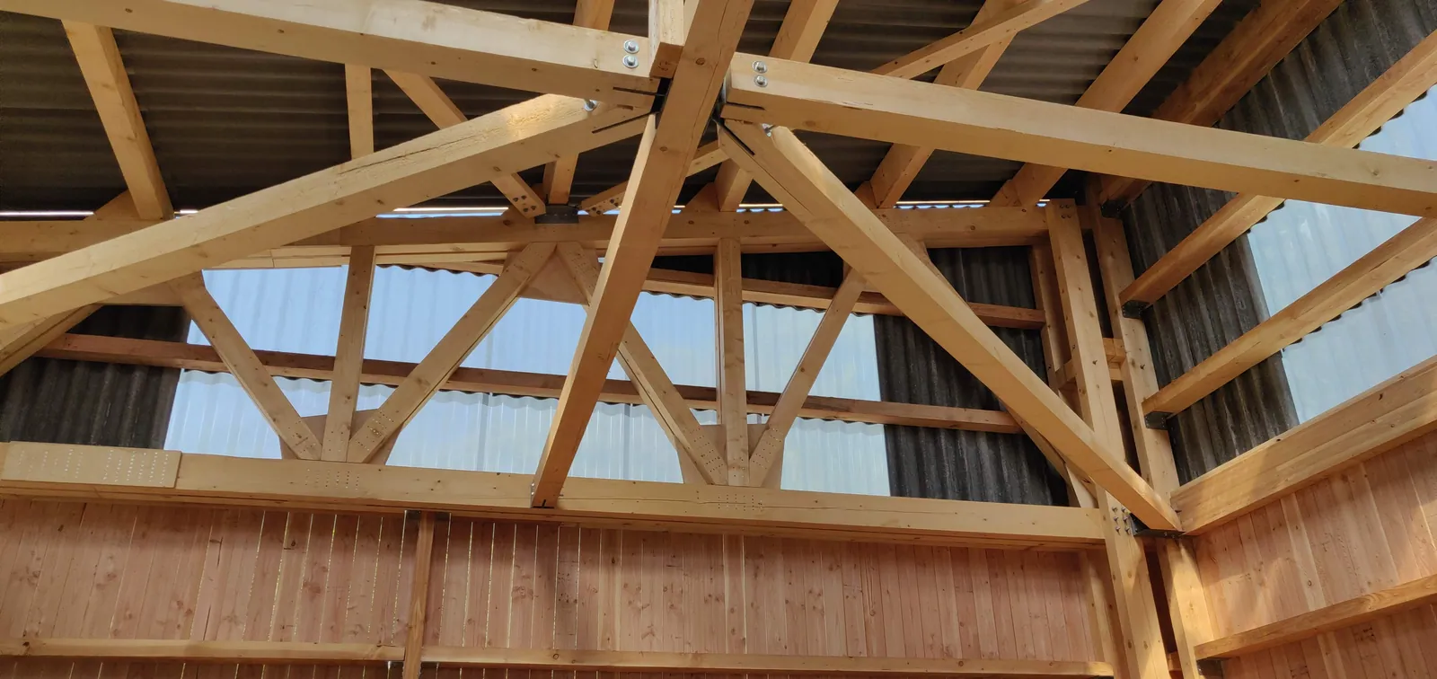 Assemblage en tête de poteau des portiques treillis, lycée agricole Le Valentin