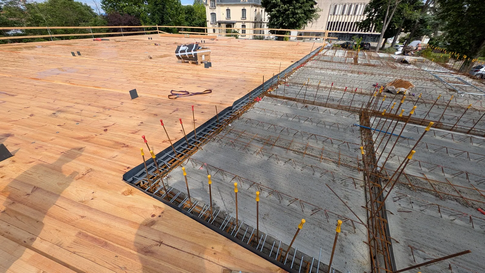 Connexion bois-béton du plancher en cours de réalisation, lycée Saint-Maurice à Romans-sur-Isère