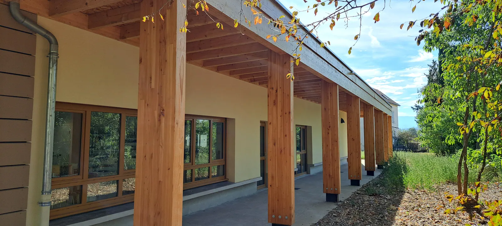 Coursive à poteaux en bois du plateau technique du lycée Saint-Maurice à Romans-sur-Isère