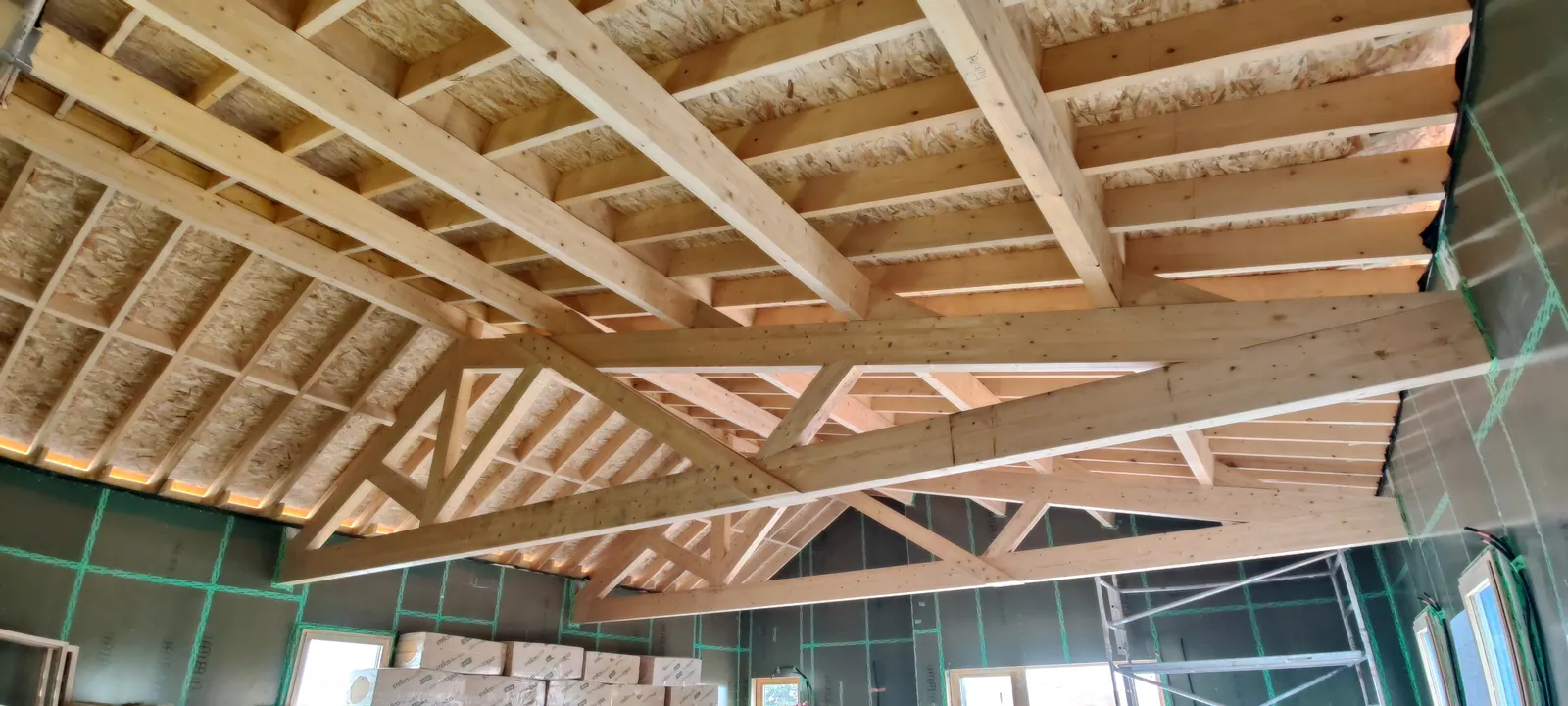 Charpente traditionnelle de la maison des solidarités de Romans-sur-Isère en cours de chantier