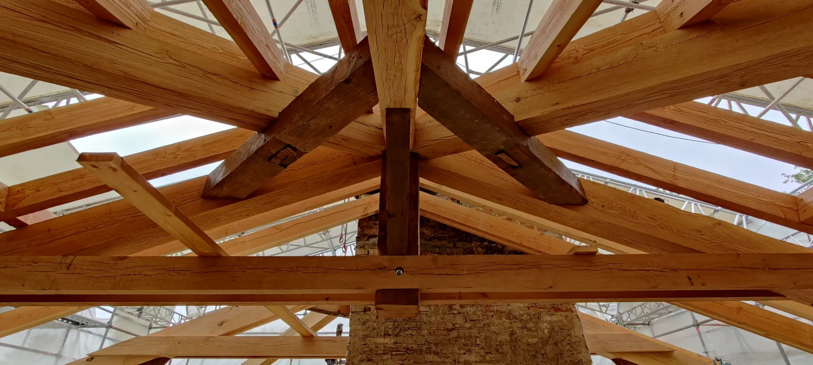 Charpente en chêne avec réemploi des bois existants, maison forte de Miribel