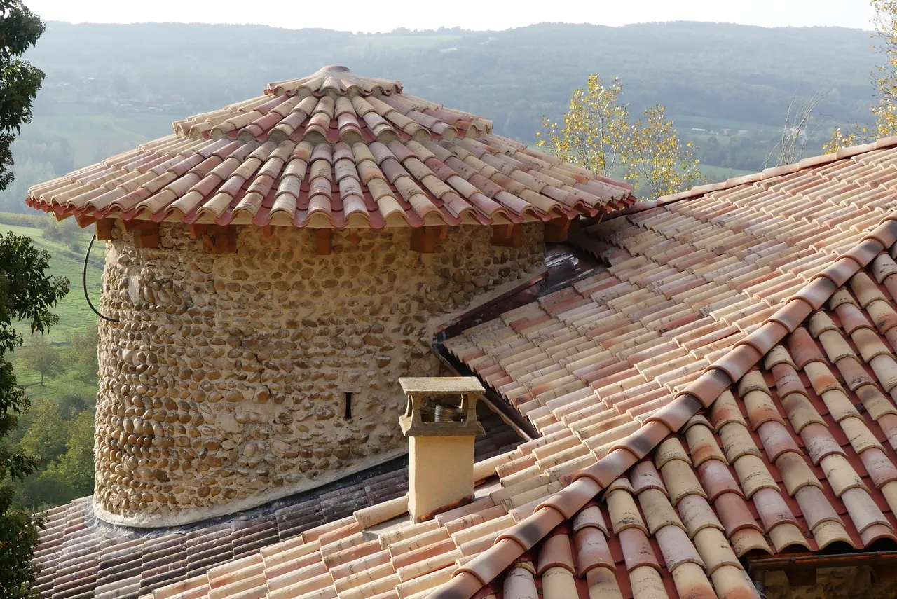 Toiture en tuiles canal de la maison forte de Miribel