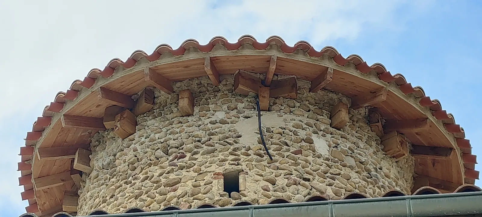 Débord de toiture de la tour de la maison forte de Miribel