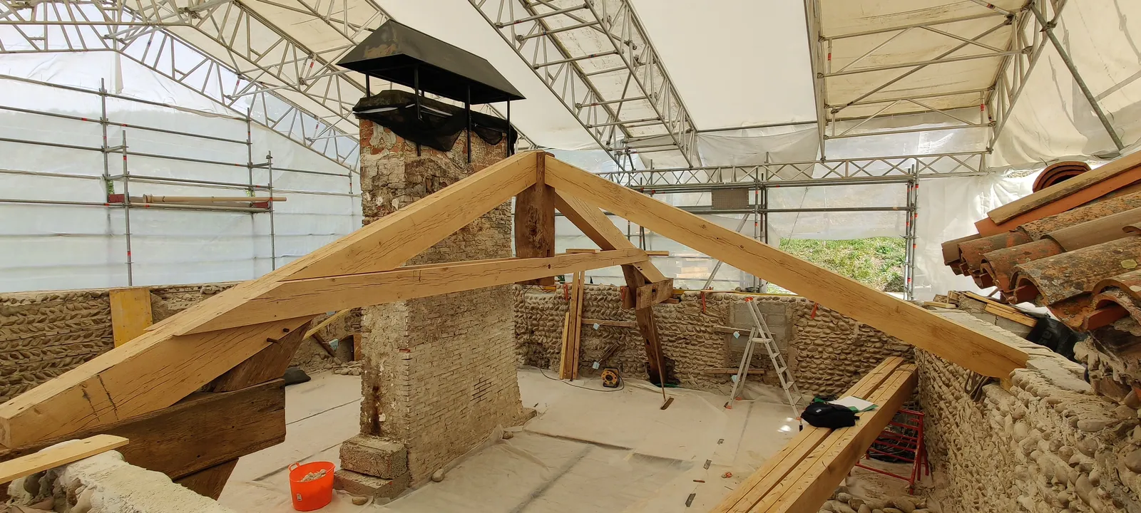 Travaux de charpente sous échafaudage parapluie, maison forte de Miribel