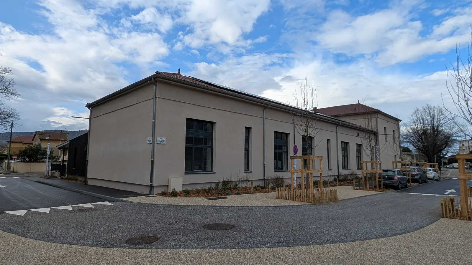 Façade sur rue de la Maison pour tous de l'îlot Ferry à Valence