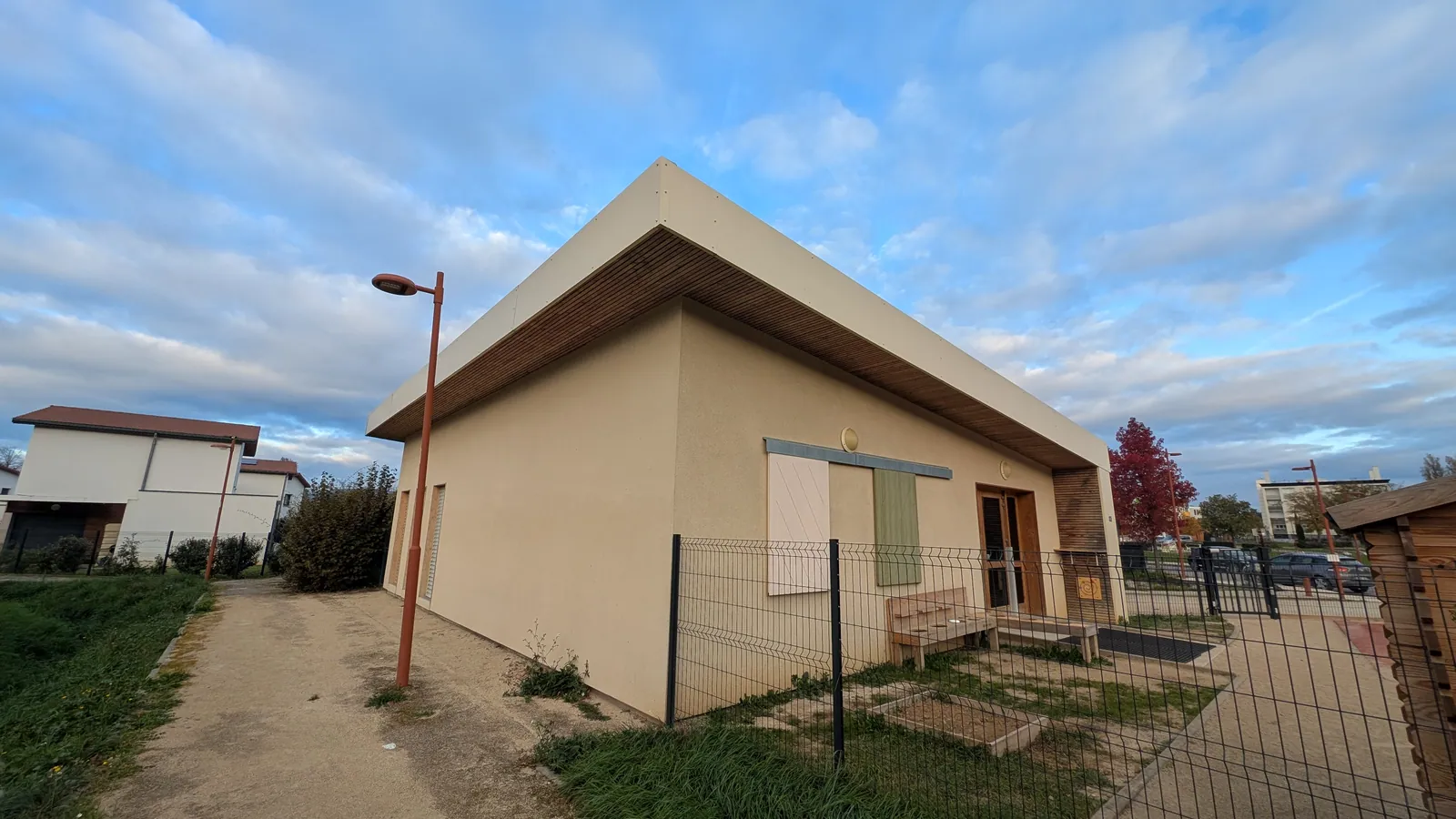 Façade enduite et débord de toiture de la micro-crèche de Loriol-sur-Drôme