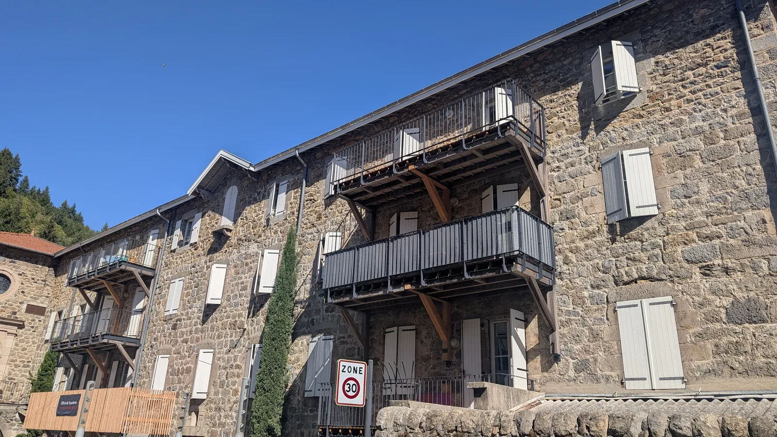 Balcons en bois rénovés de la résidence Le Couvent au Cheylard
